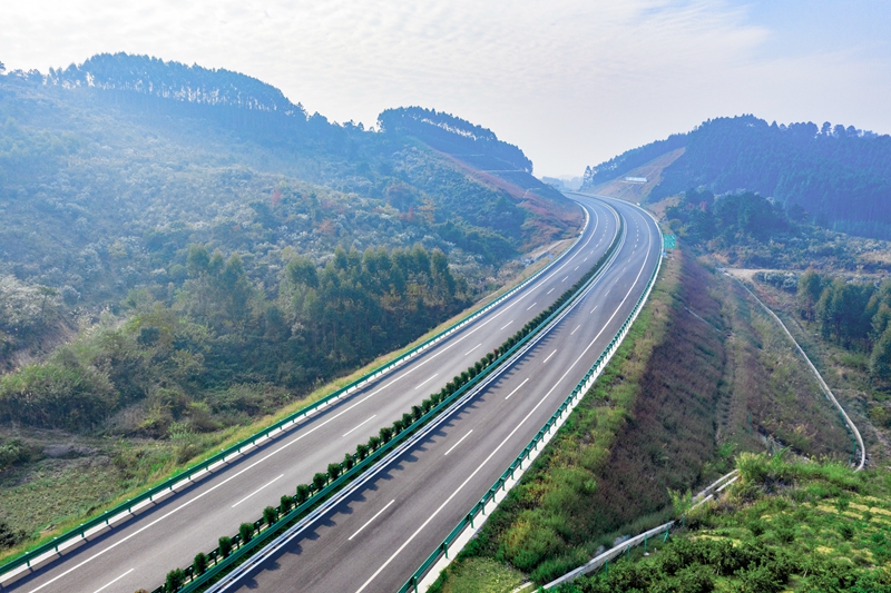 6.高速公路與群山相連，植被覆蓋率高，與原生態(tài)環(huán)境恢復(fù)有機結(jié)合.jpg
